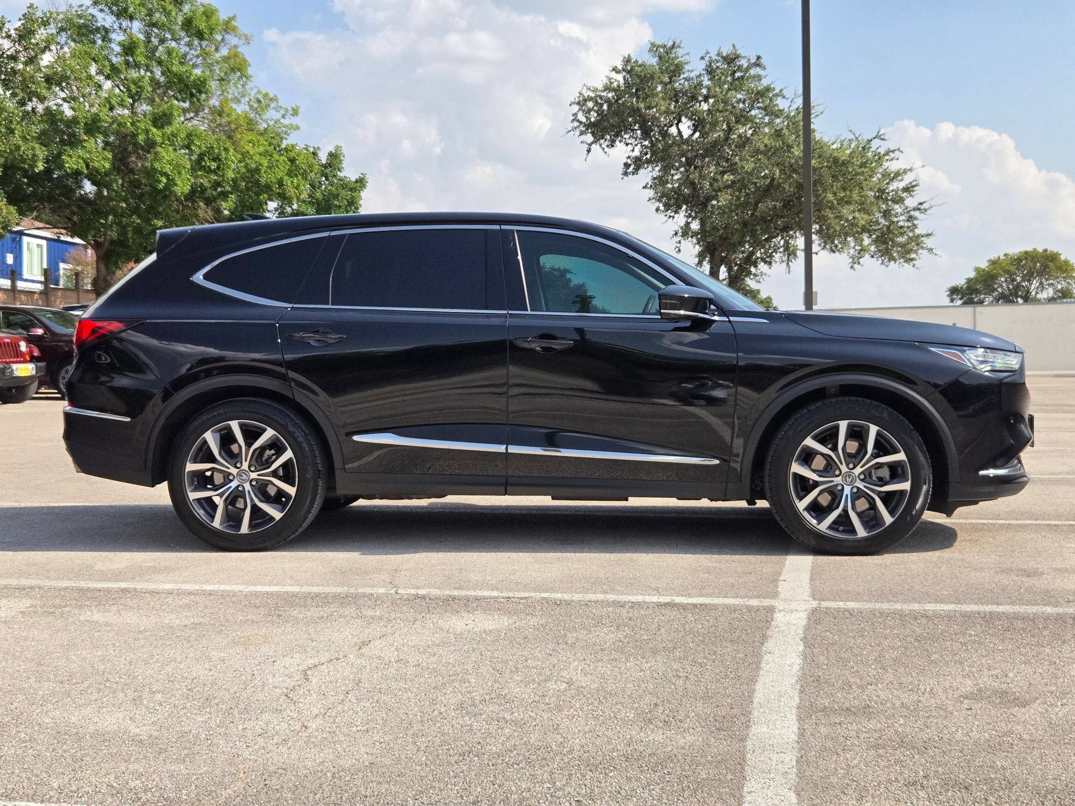 Used 2023 Acura MDX FWD w/ Technology Package image 2