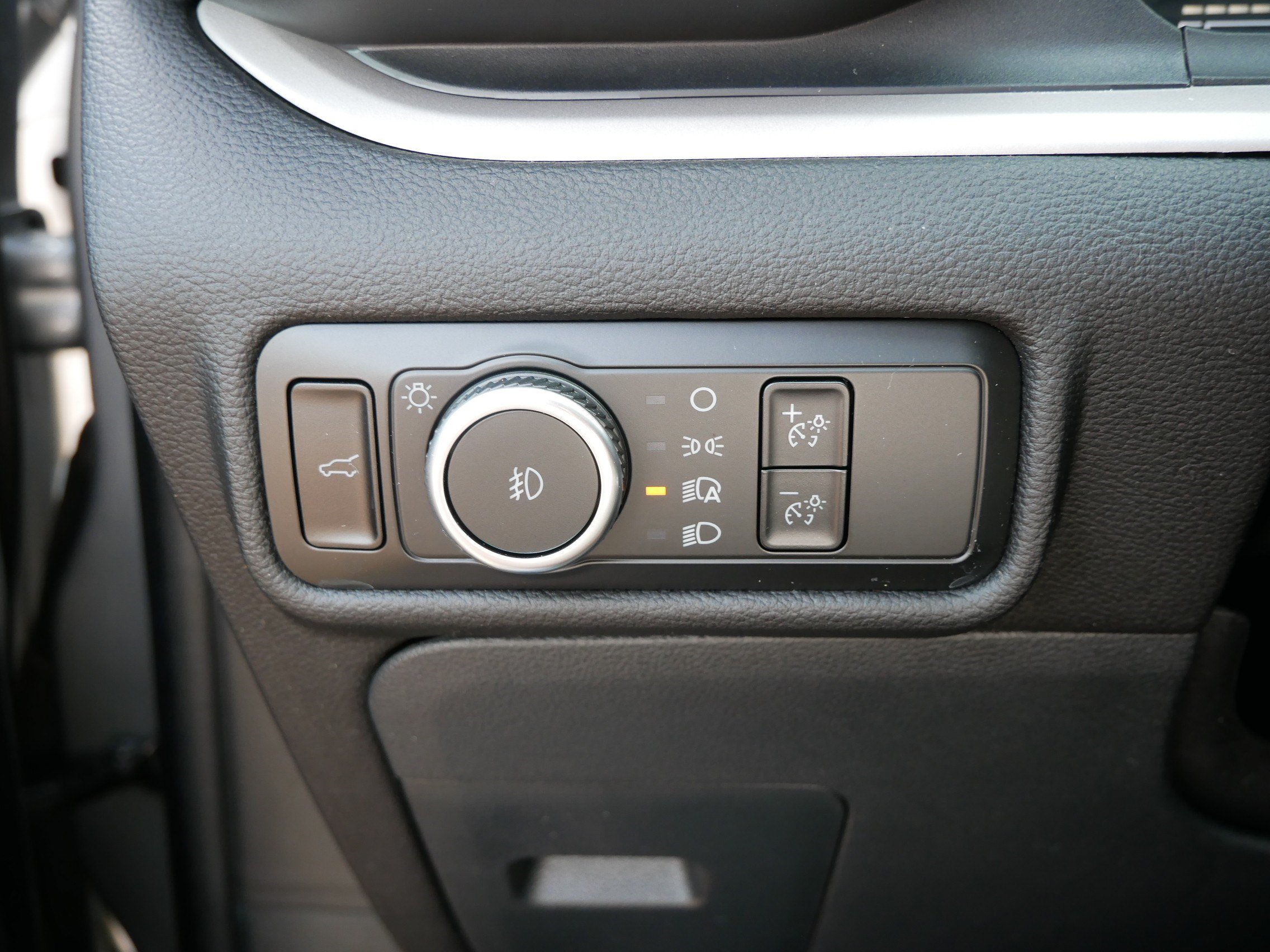 Used 2023 Ford Explorer XLT w/ Equipment Group 202A AWD/4WD image 26