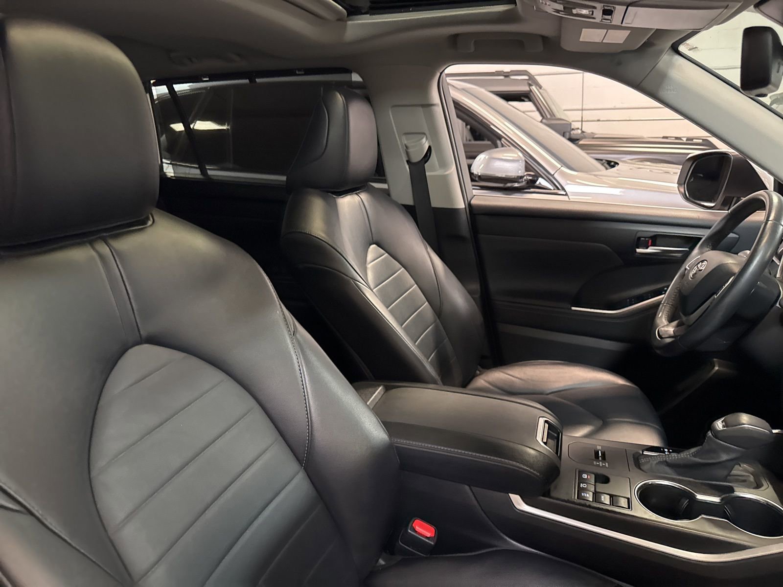 Used 2023 Toyota Highlander XLE image 28