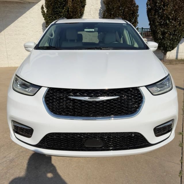 Used 2021 Chrysler Pacifica Touring-L w/ Uconnect Theater Family Group FWD image 8