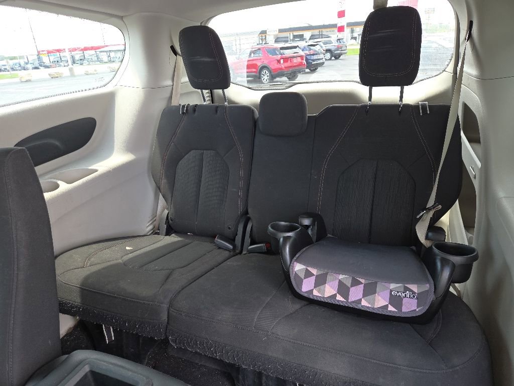 Used 2019 Chrysler Pacifica Touring Plus w/ Tire & Wheel Group FWD image 13