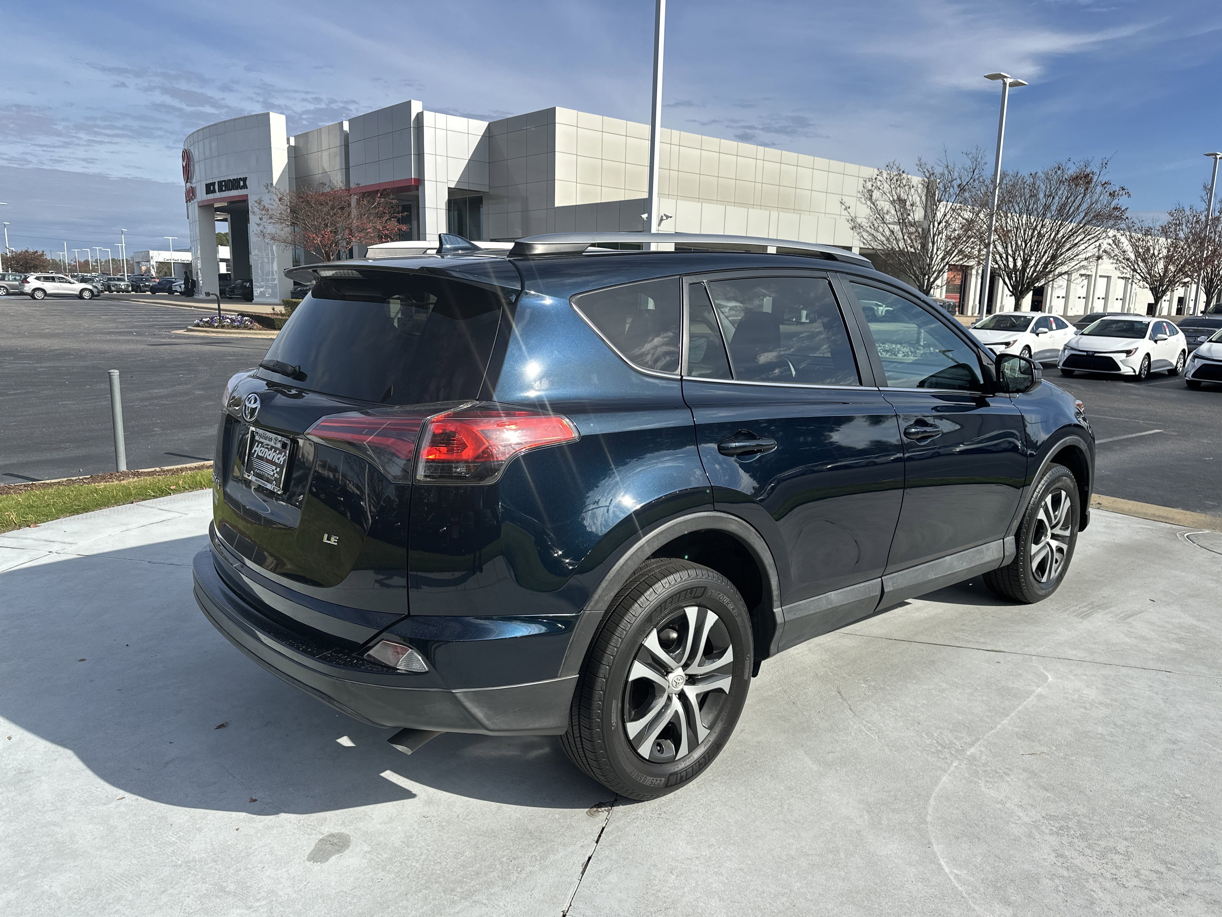 Used 2018 Toyota RAV4 LE image 10