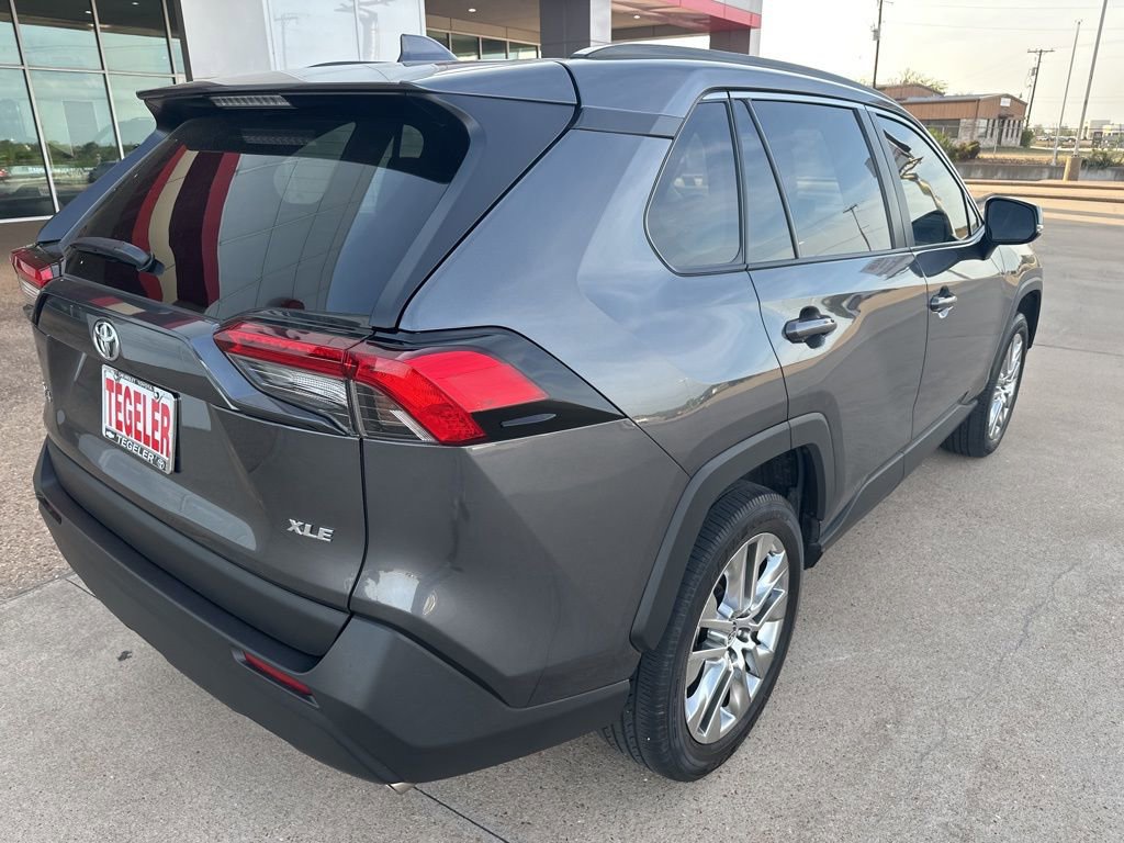 Used 2021 Toyota RAV4 XLE Premium image 7