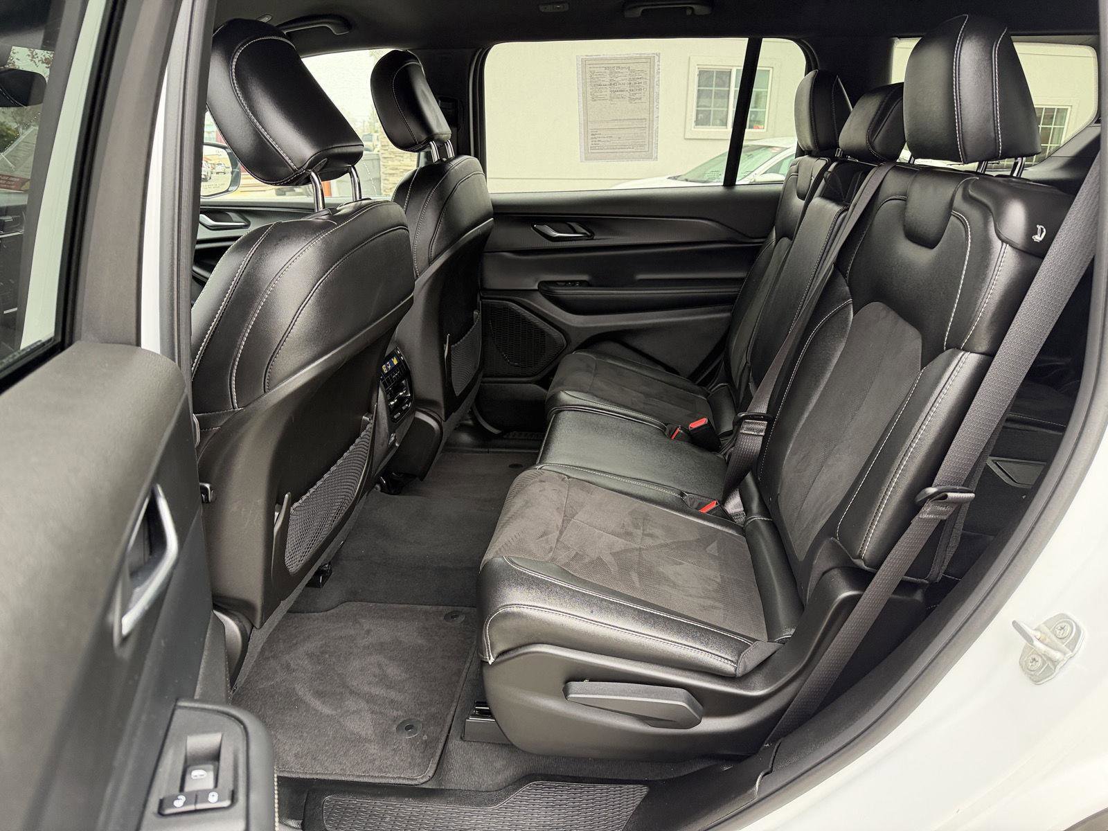 Used 2024 Jeep Grand Cherokee L Laredo image 14