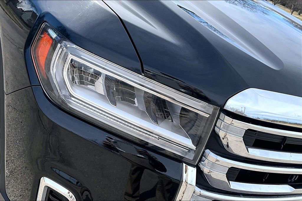 Used 2023 GMC Acadia SLE image 30
