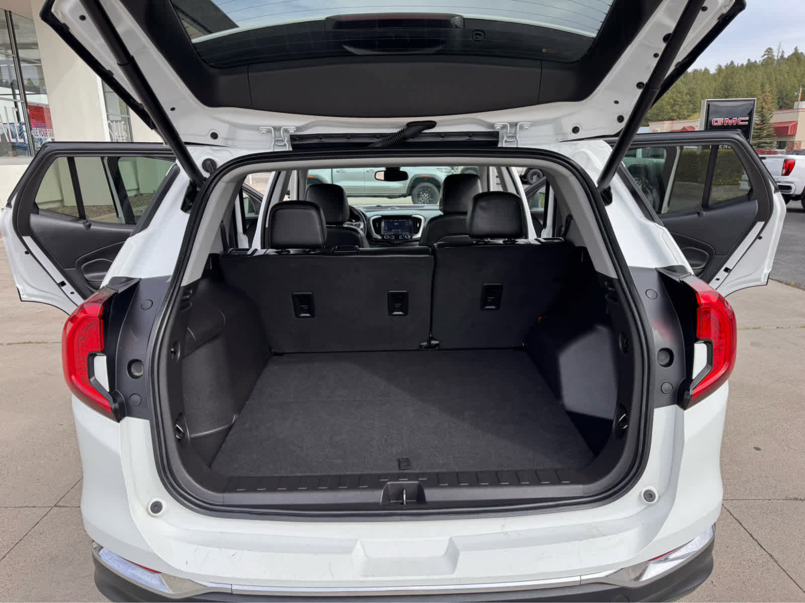 Used 2024 GMC Terrain SLT image 11