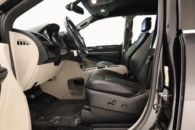 Used 2019 Dodge Grand Caravan SXT image 13
