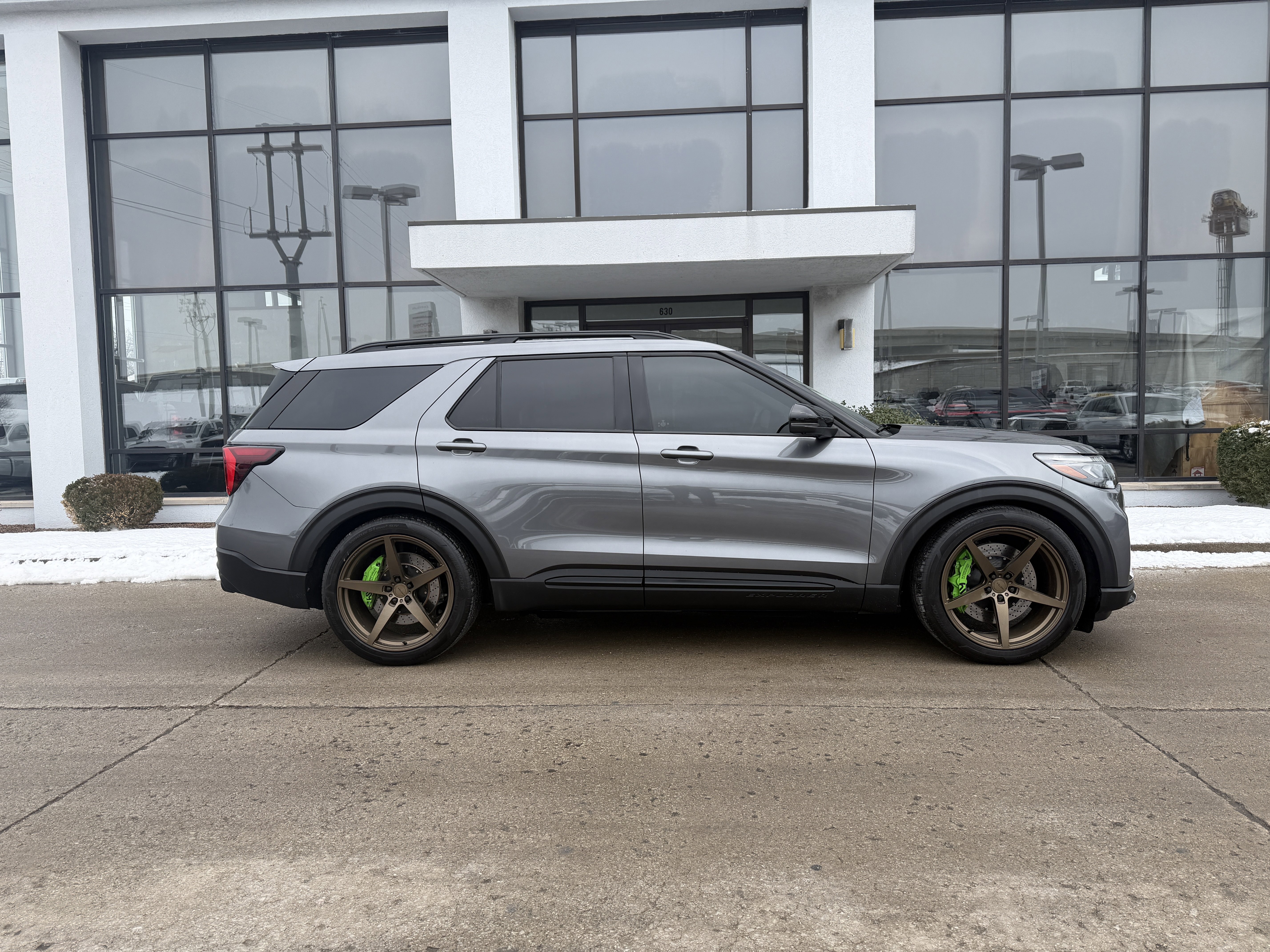 Used 2025 Ford Explorer ST image 3