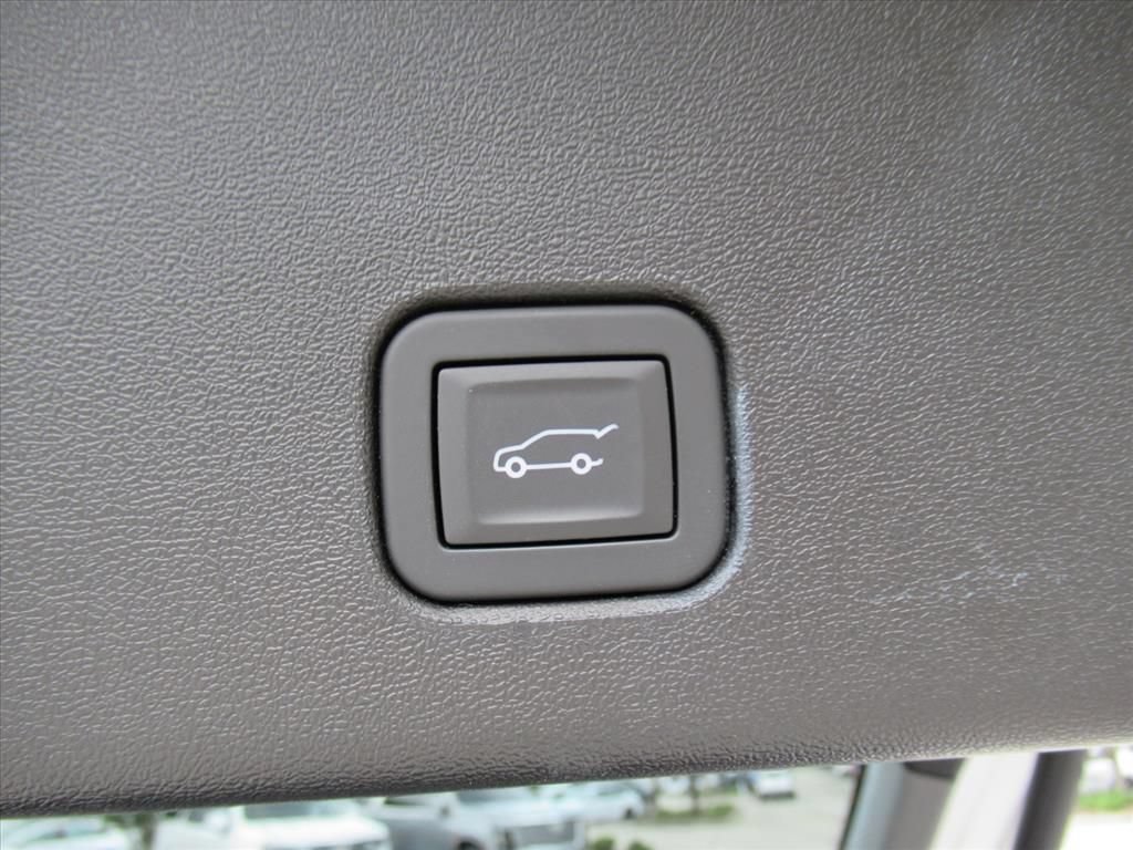 Certified 2025 Cadillac Optiq Luxury 2 w/ LPO, Floor Liner Package AWD/4WD image 36