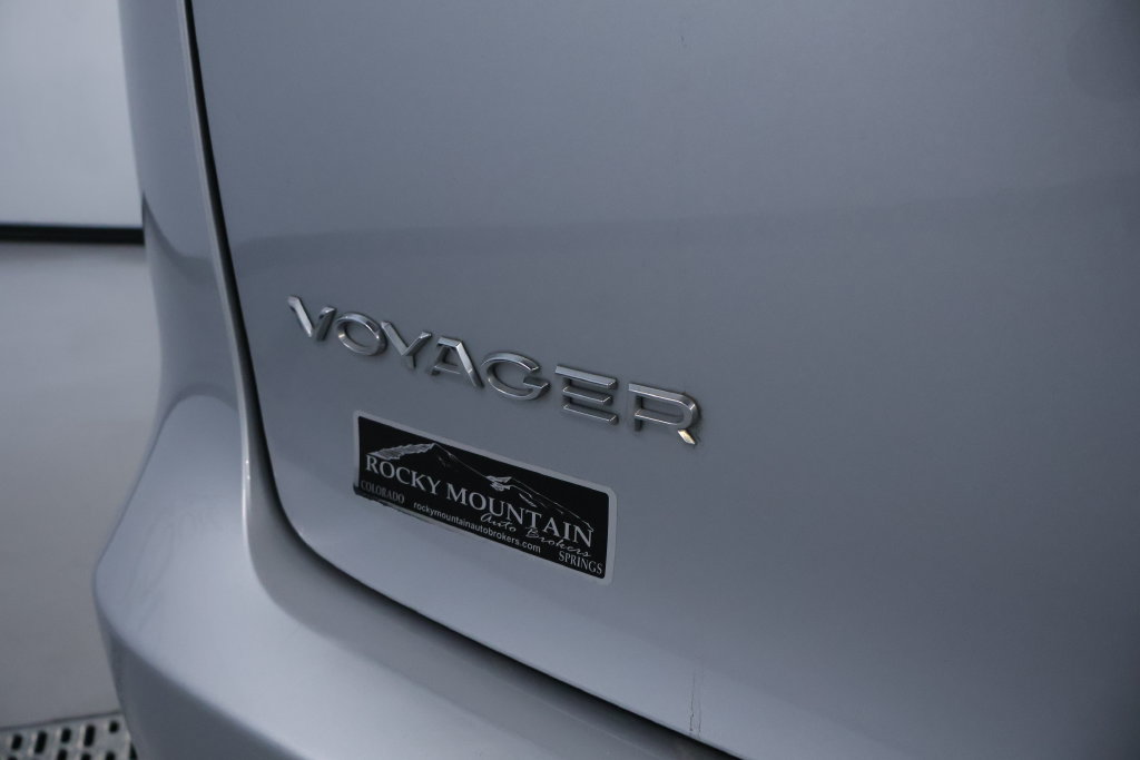 Used 2023 Chrysler Voyager LX FWD image 10