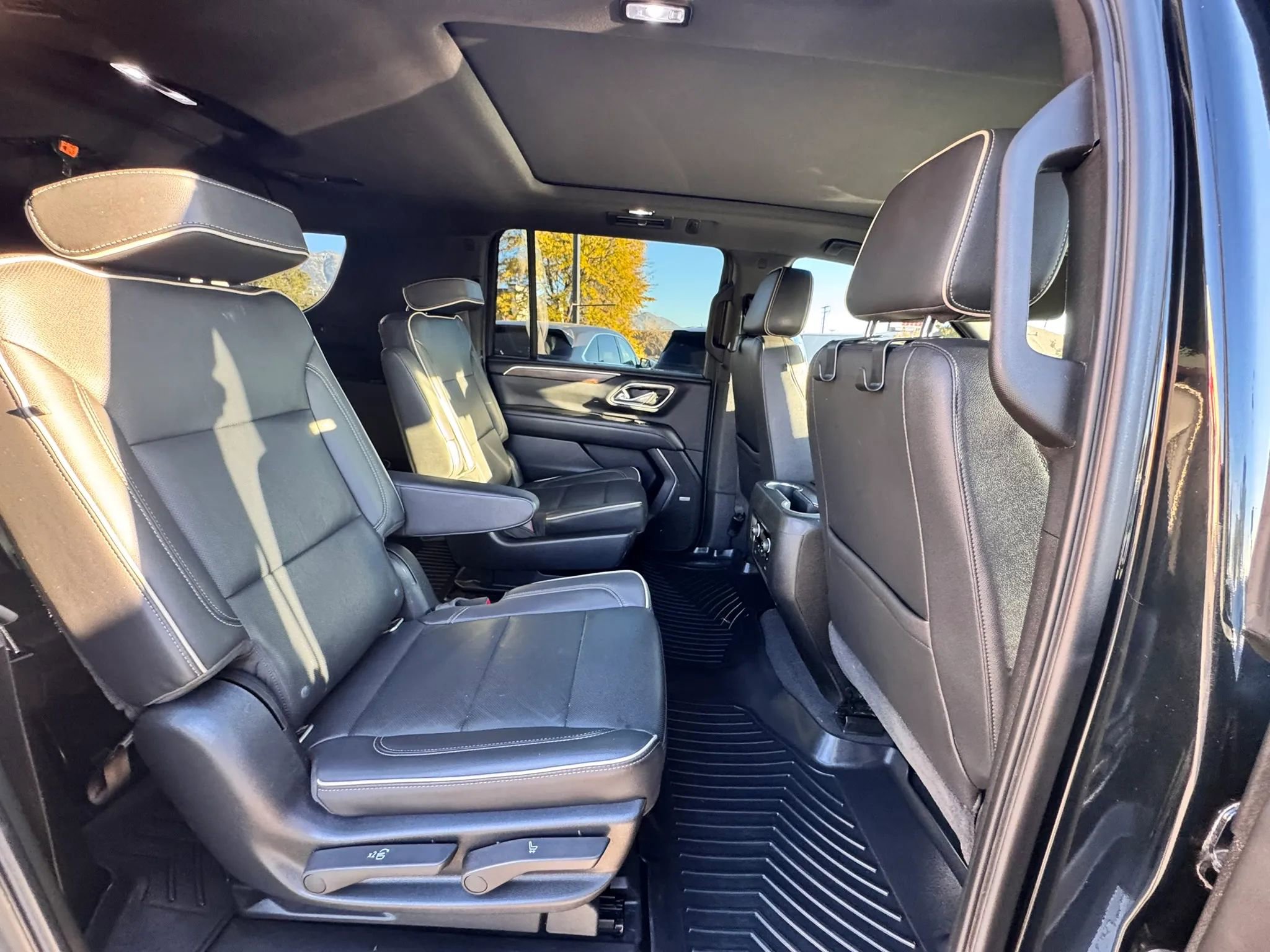 Used 2021 Chevrolet Suburban Premier w/ Premium Package image 33