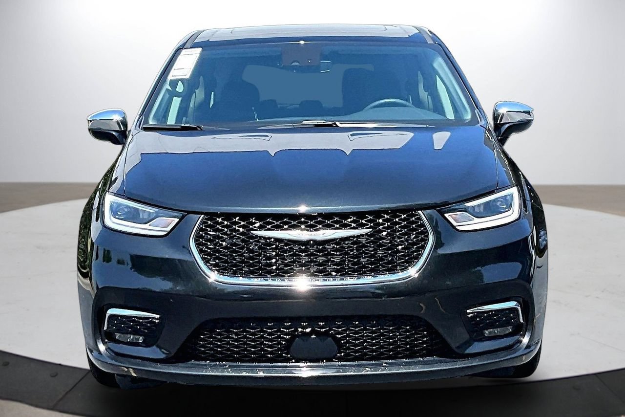 Used 2023 Chrysler Pacifica Limited FWD image 3
