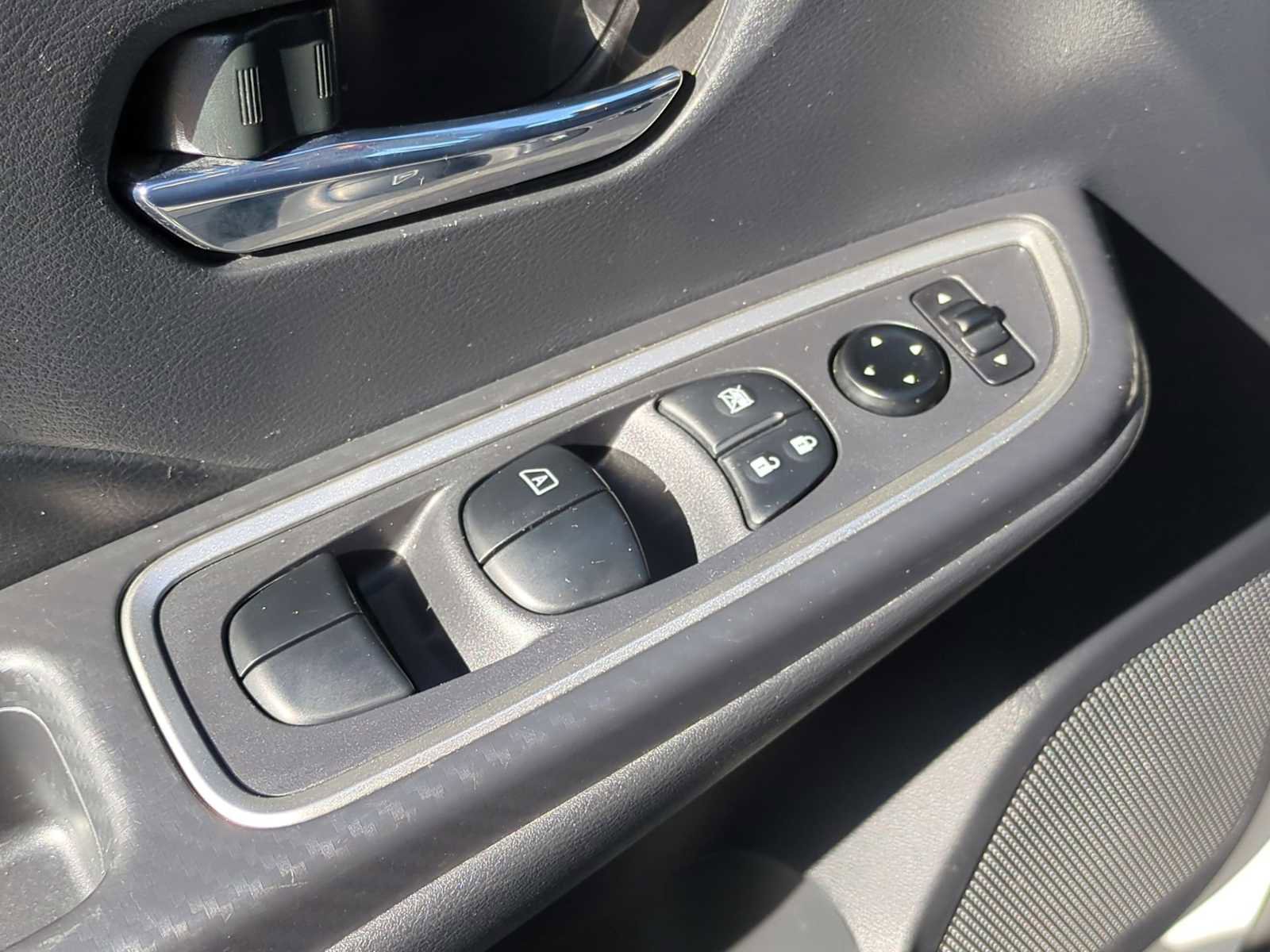 Used 2024 Nissan Versa SR image 21