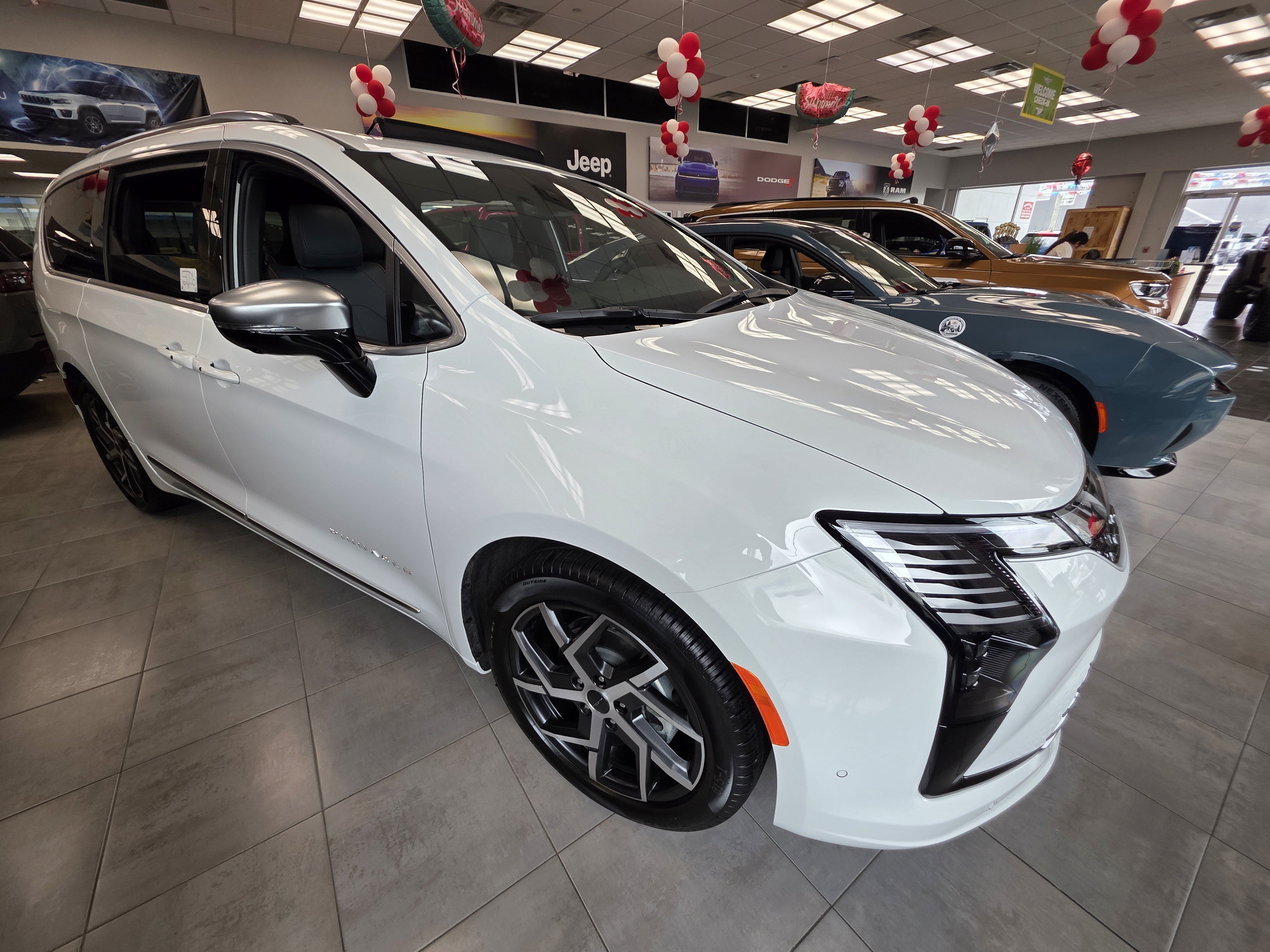 New 2027 Chrysler Pacifica Pinnacle w/ Theater Group