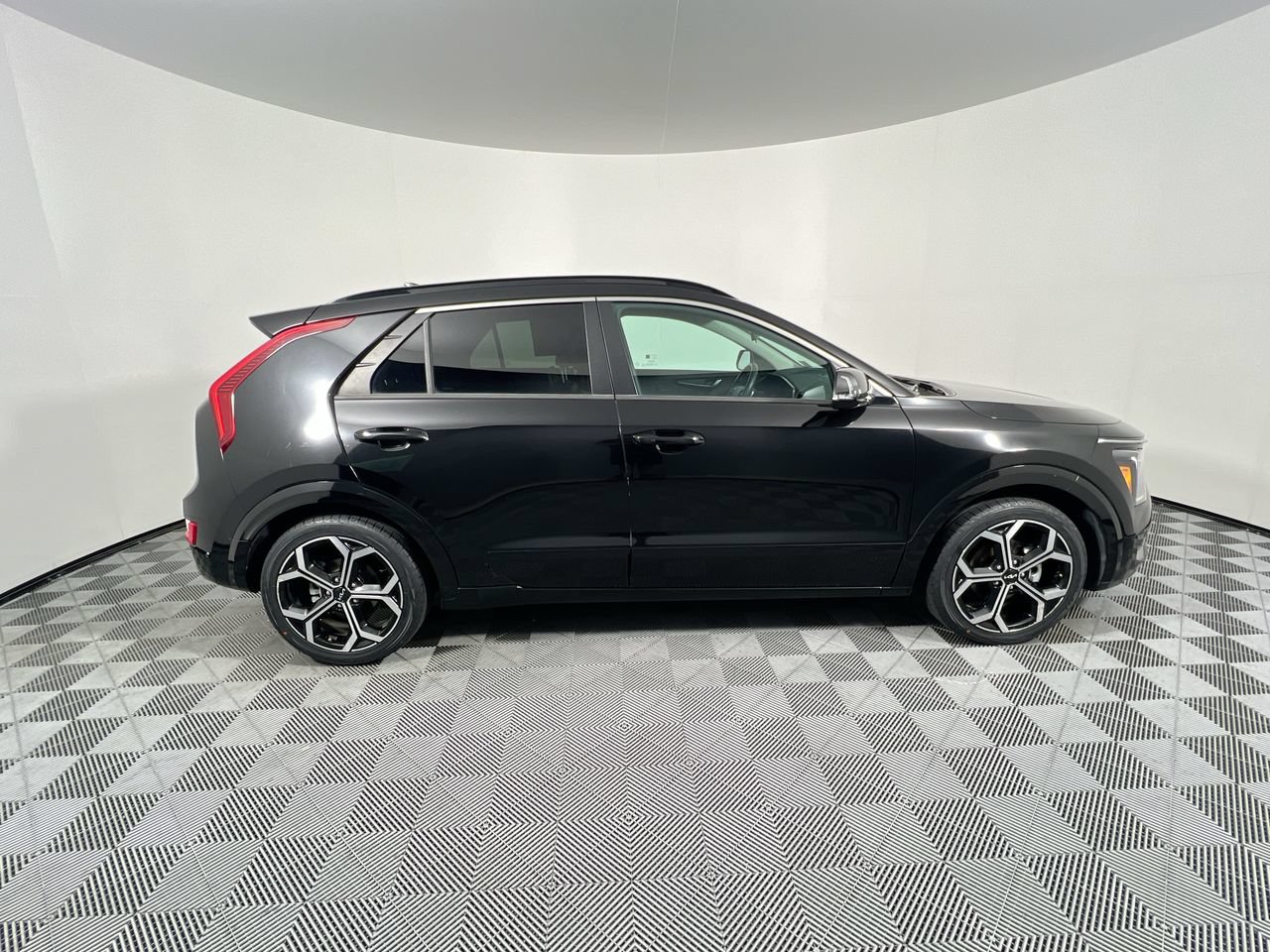 Certified 2025 Kia Niro EX Touring FWD image 2