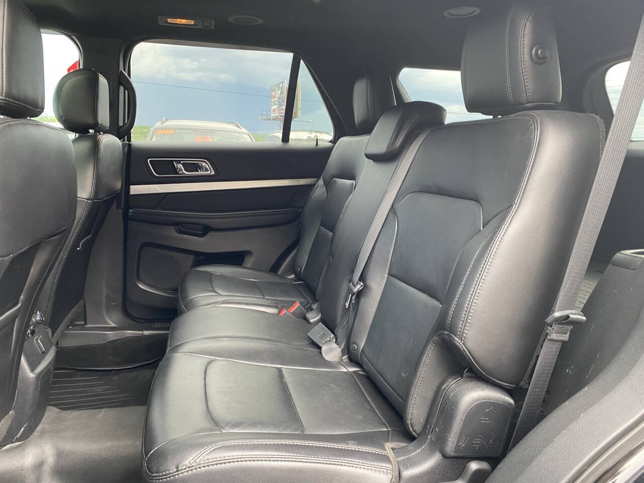 Used 2017 Ford Explorer XLT w/ Equipment Group 202A AWD/4WD image 15