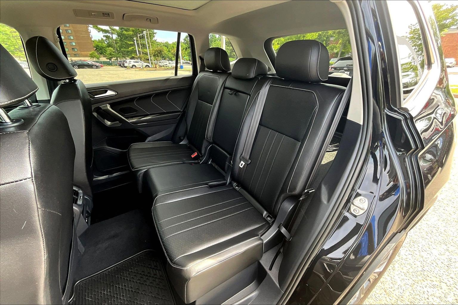 Used 2022 Volkswagen Tiguan SE w/ Panoramic Sunroof Package AWD/4WD image 28