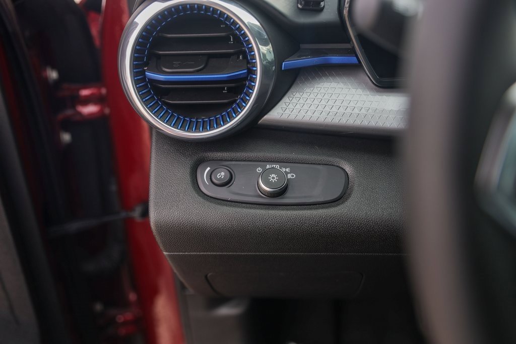 Used 2024 Chevrolet Trax LT w/ Driver Confidence Package image 18