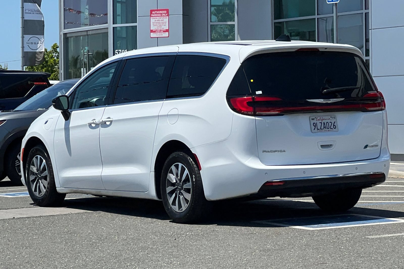 Used 2024 Chrysler Pacifica Limited FWD image 6
