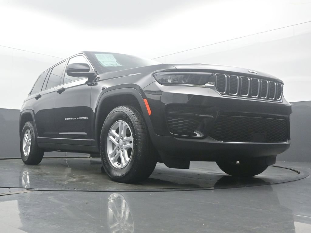 Used 2024 Jeep Grand Cherokee Laredo AWD/4WD image 53