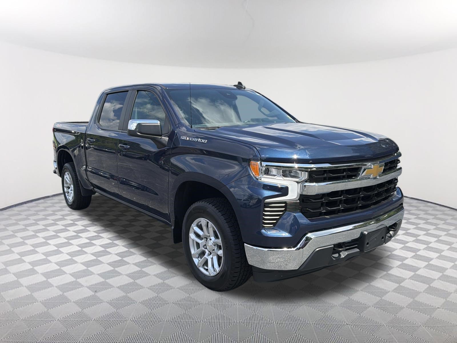 Used 2023 Chevrolet Silverado 1500 LT AWD/4WD image 3