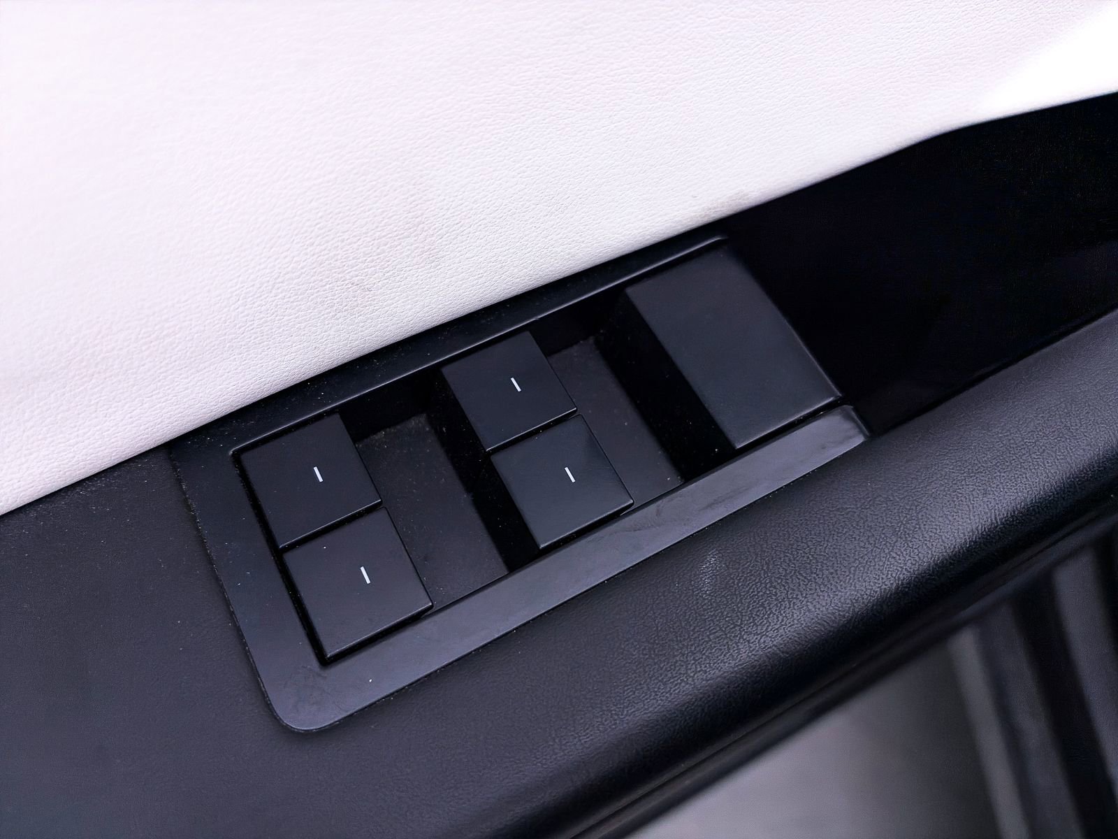 Used 2024 Tesla Cybertruck AWD Crew Cab image 18