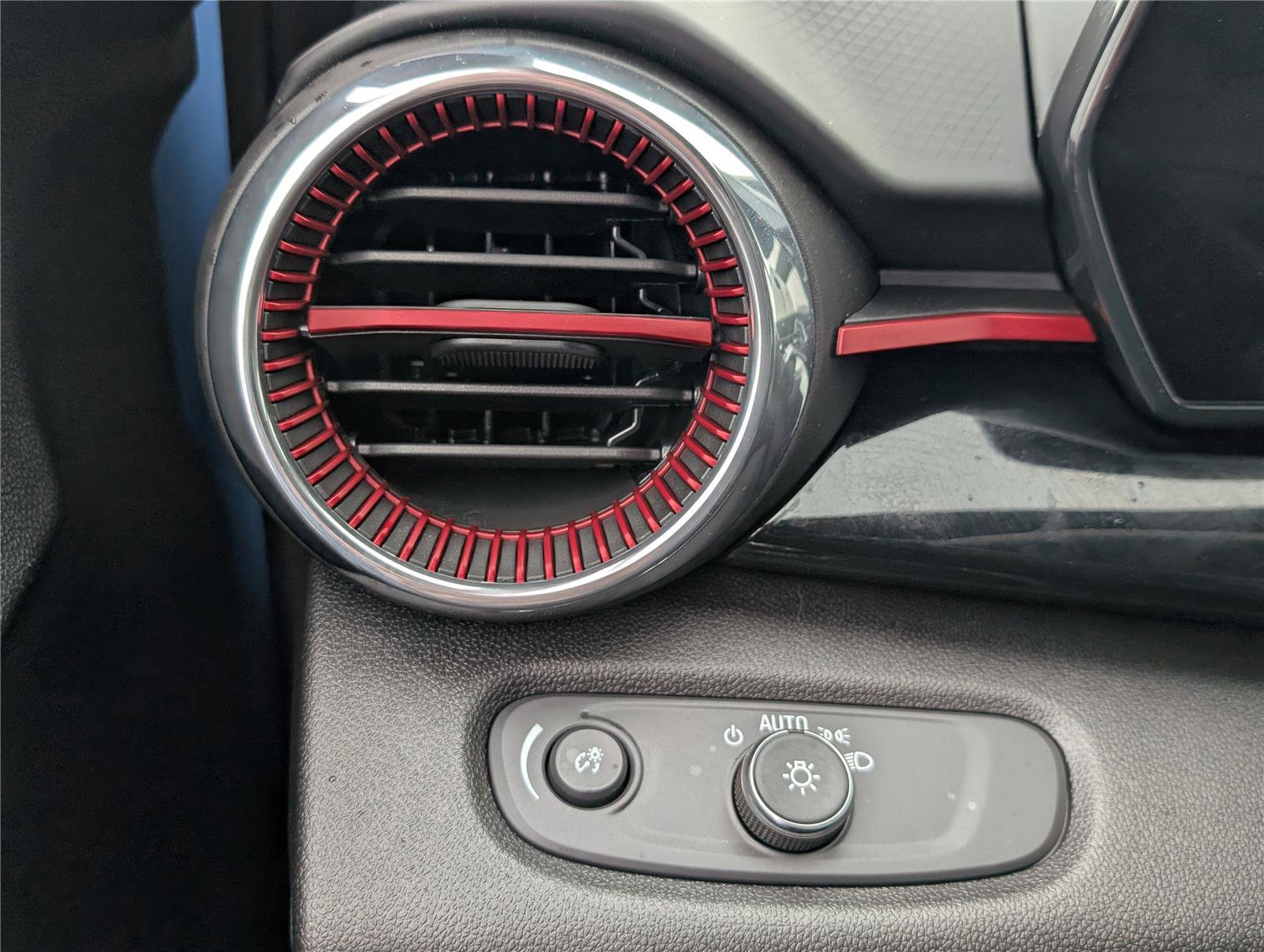 Used 2024 Chevrolet Trax RS w/ Sunroof Package image 20