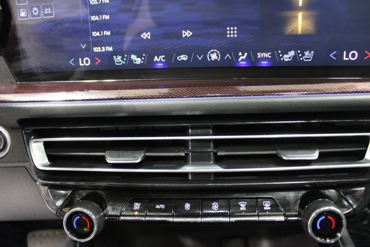 Used 2025 Chevrolet Traverse RS AWD/4WD image 36