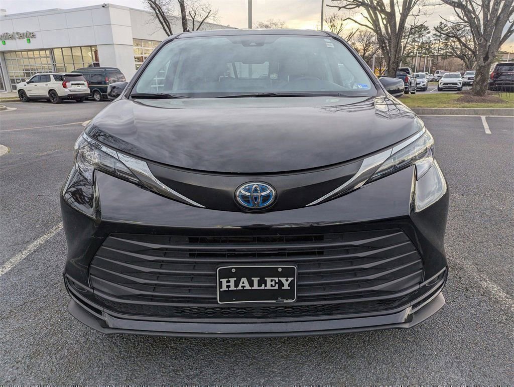 Used 2024 Toyota Sienna LE image 3