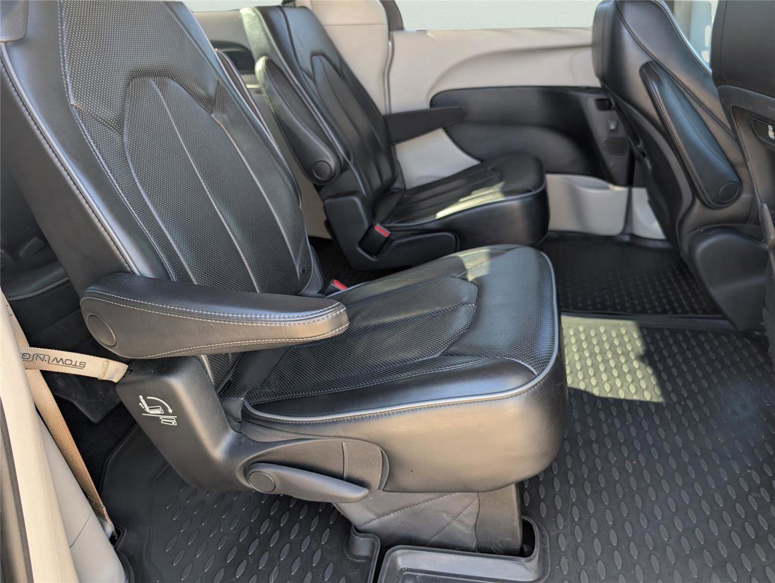 Used 2018 Chrysler Pacifica Limited image 36