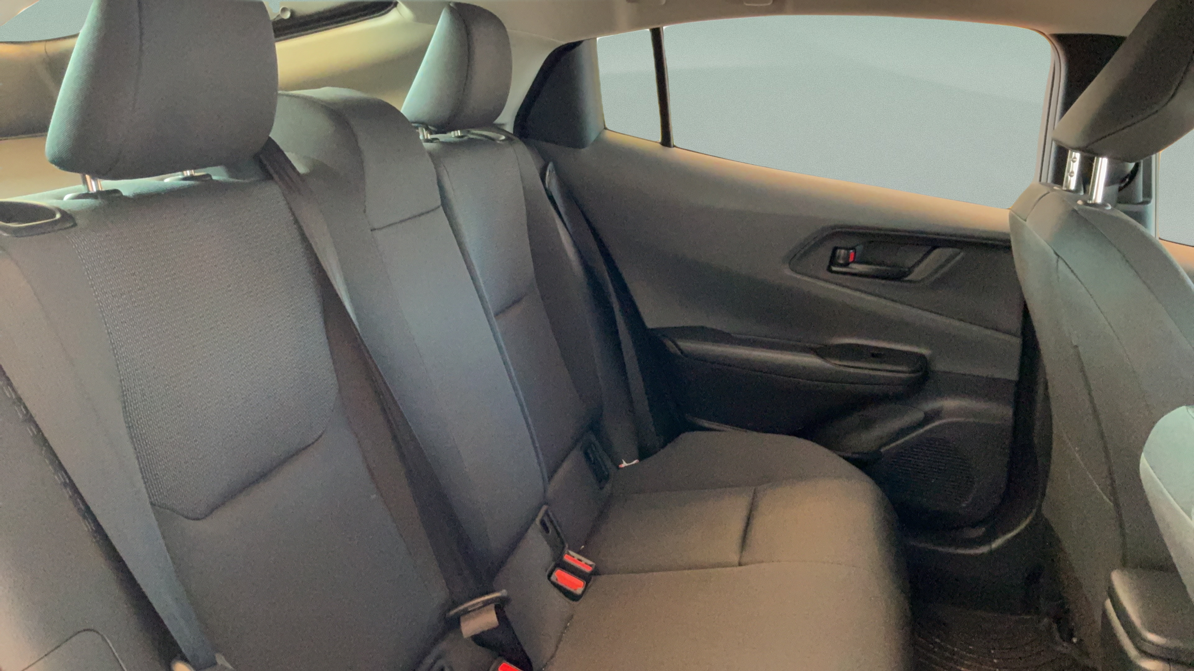 Certified 2025 Toyota Prius LE FWD image 27