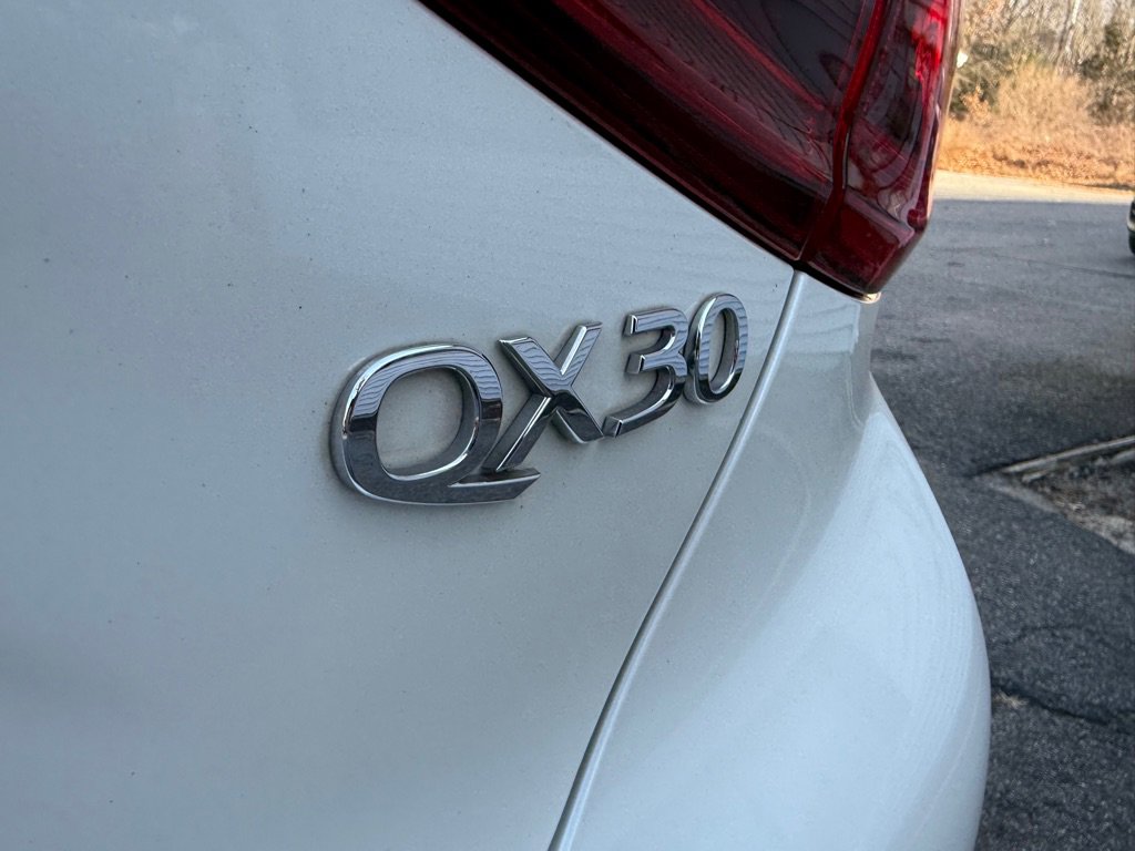 Used 2017 INFINITI QX30 image 11