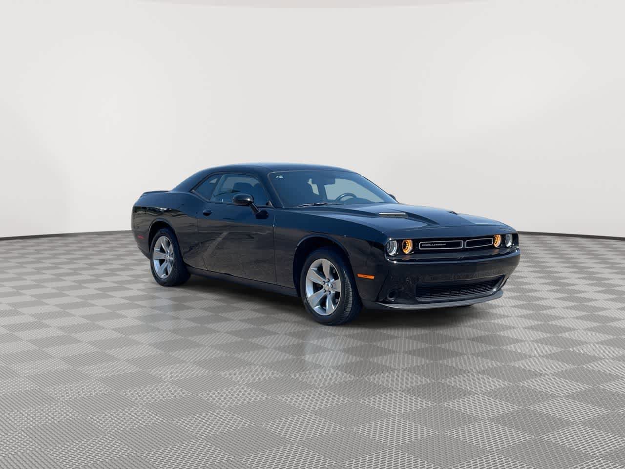 Used 2022 Dodge Challenger SXT RWD image 2
