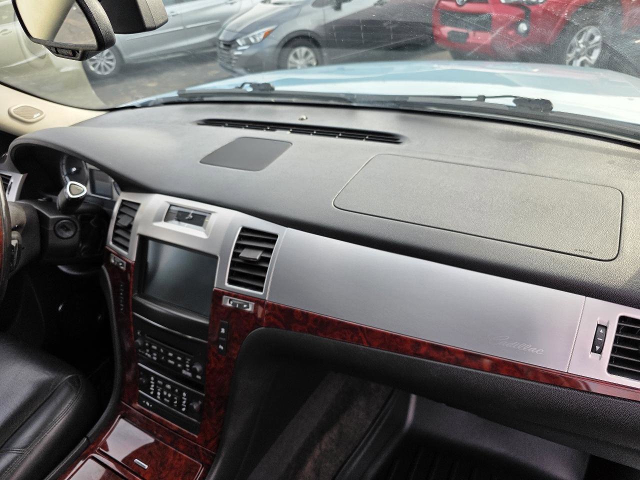Used 2011 Cadillac Escalade Luxury AWD/4WD image 17