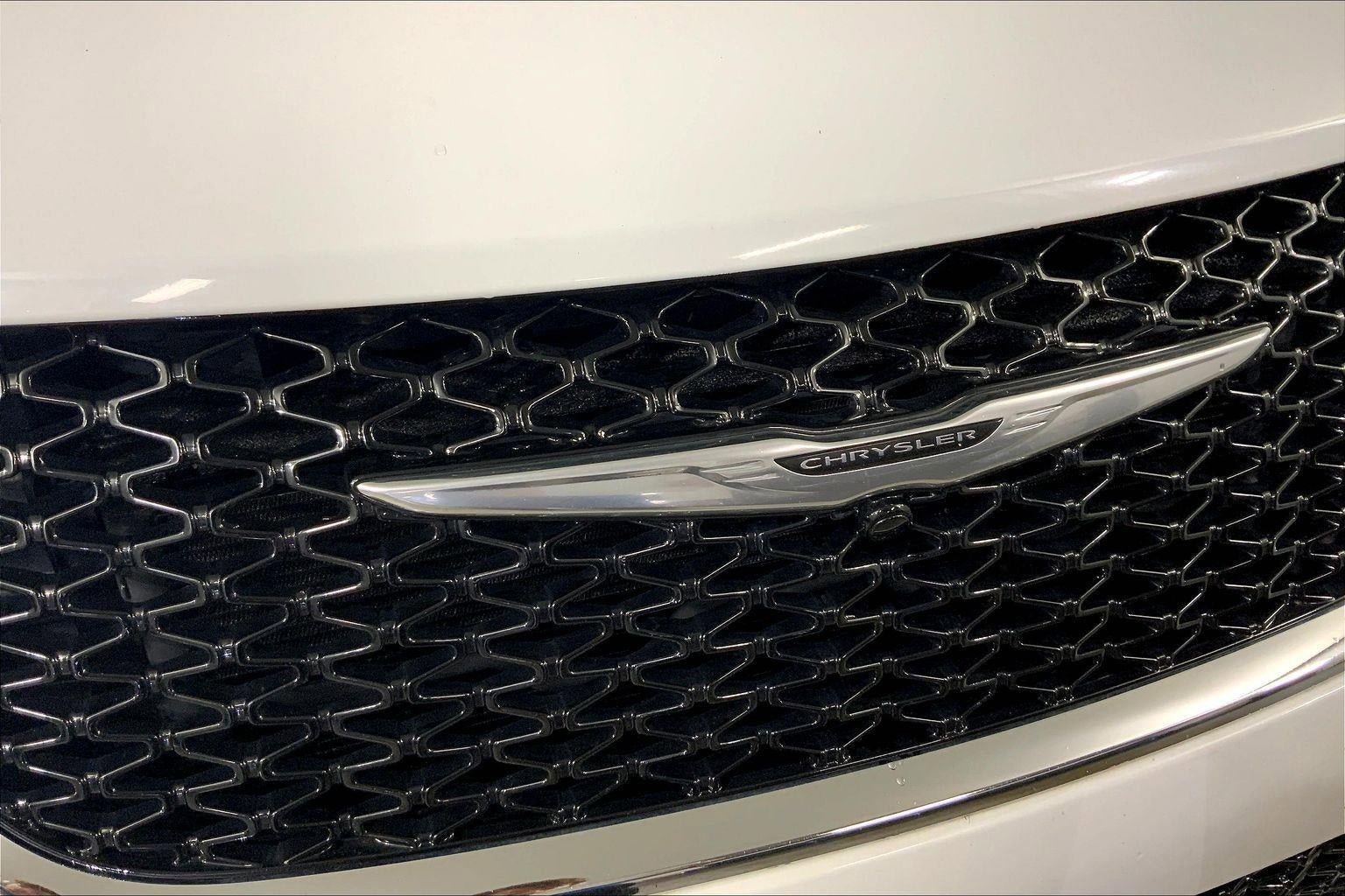 Used 2023 Chrysler Pacifica Touring-L FWD image 29