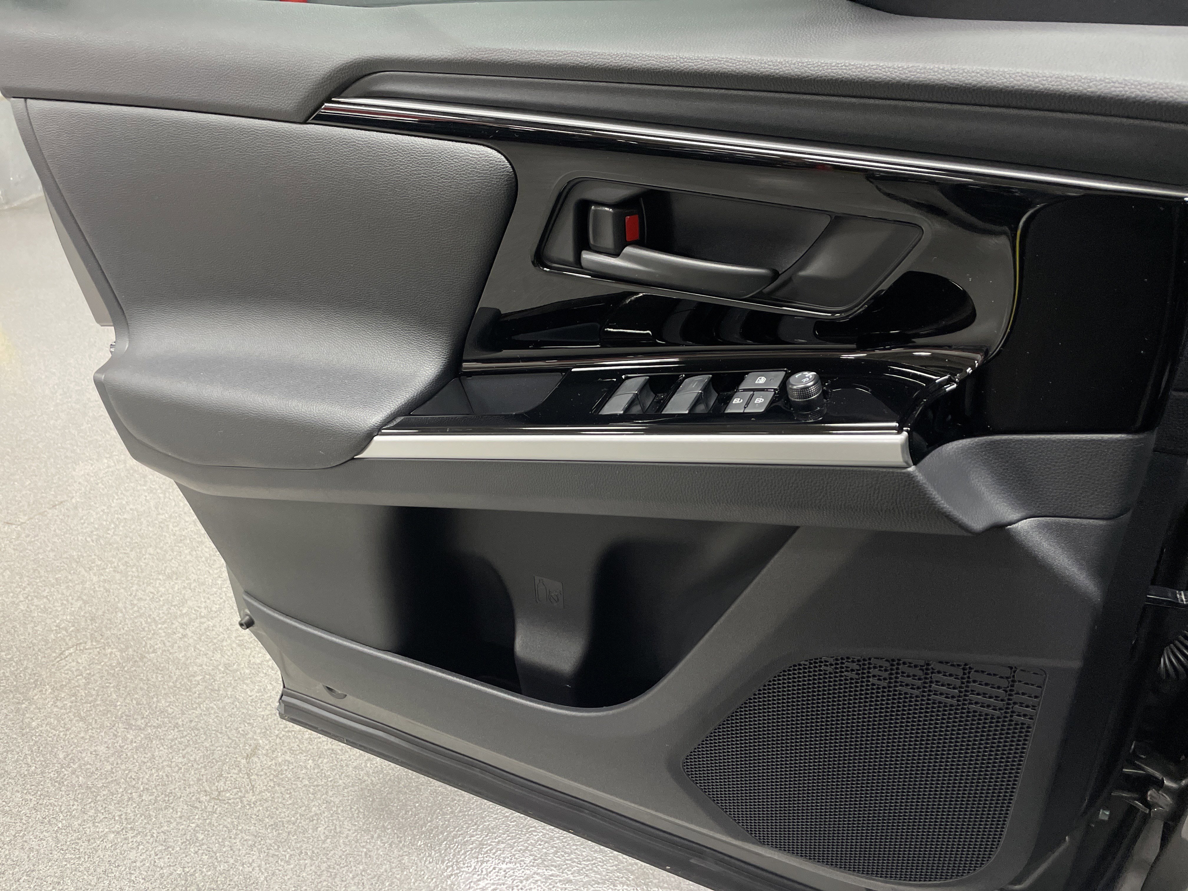 Used 2025 Toyota bZ4X FWD image 14