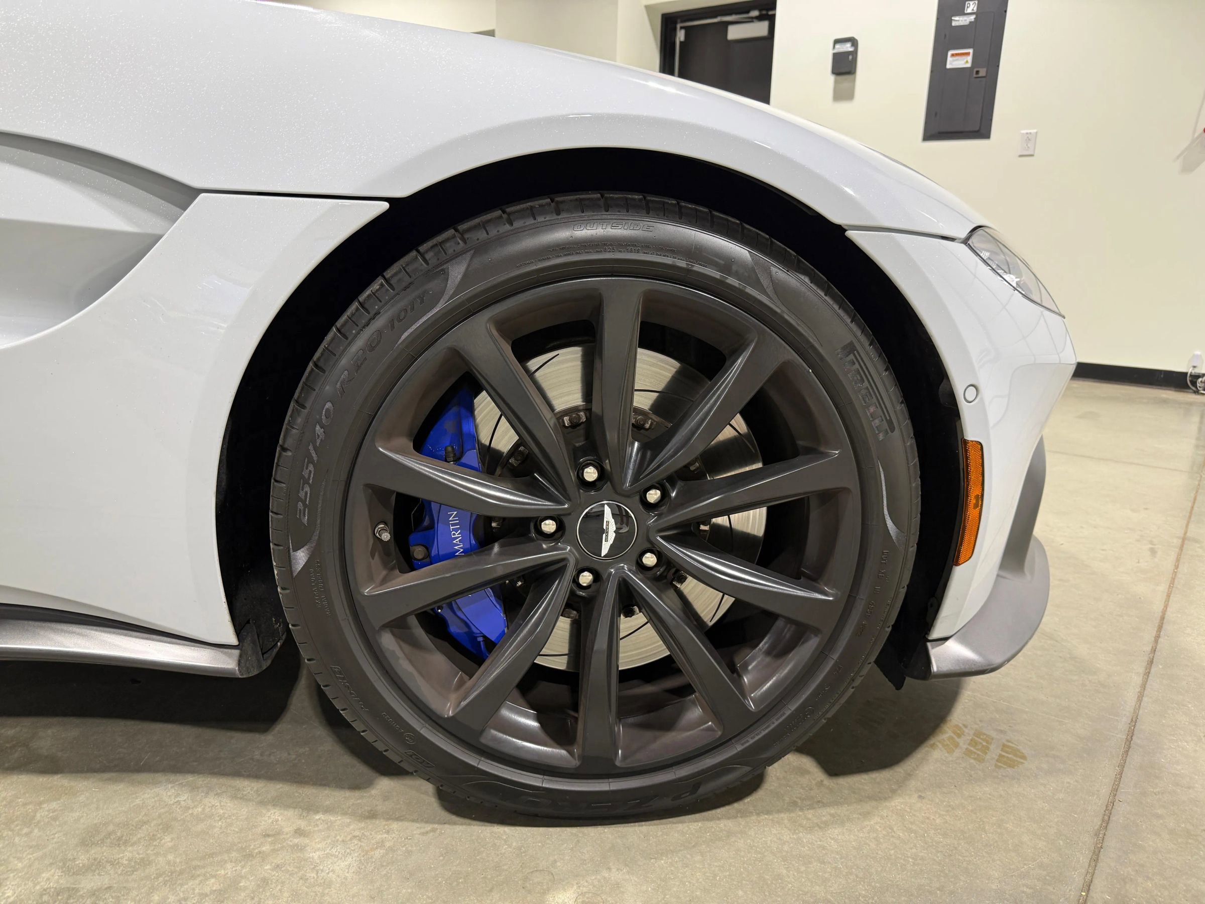 Used 2020 Aston Martin V8 Vantage Coupe image 39