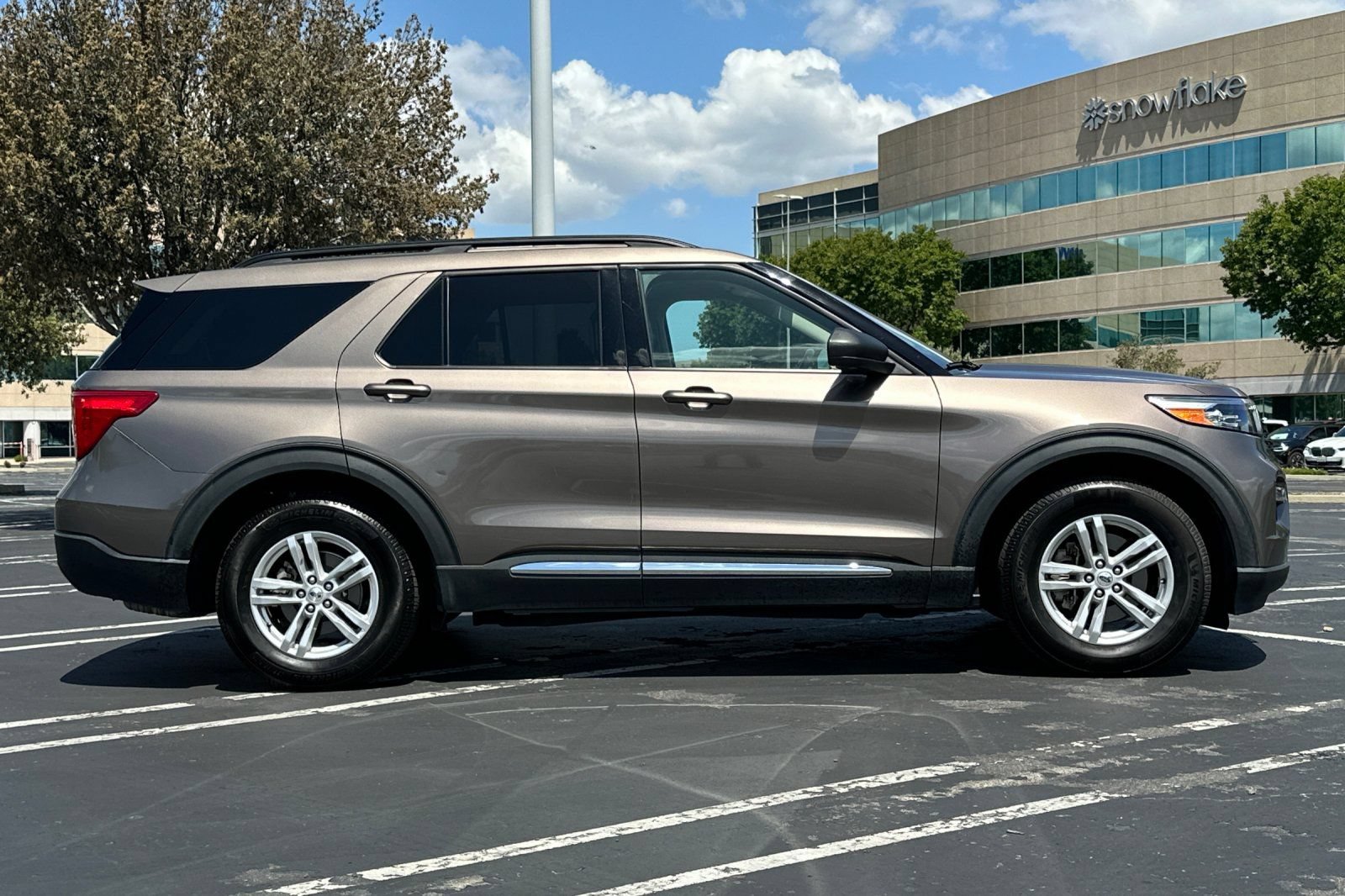 Used 2021 Ford Explorer XLT w/ Equipment Group 202A RWD image 3