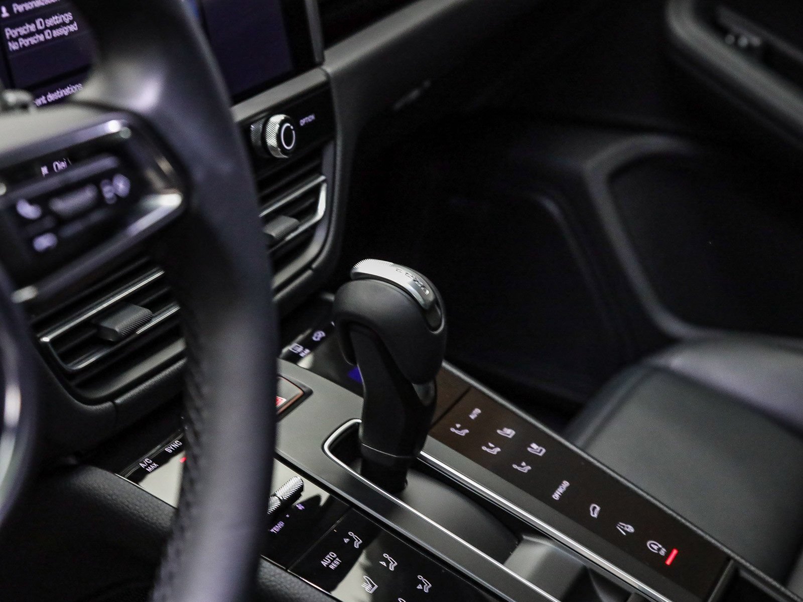 Certified 2025 Porsche Macan AWD/4WD image 27