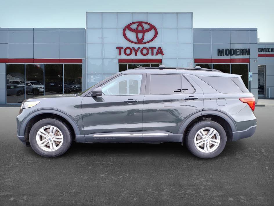 Used 2022 Ford Explorer XLT w/ Equipment Group 202A image 3