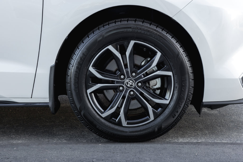 Certified 2025 Toyota Sienna Platinum AWD/4WD image 4