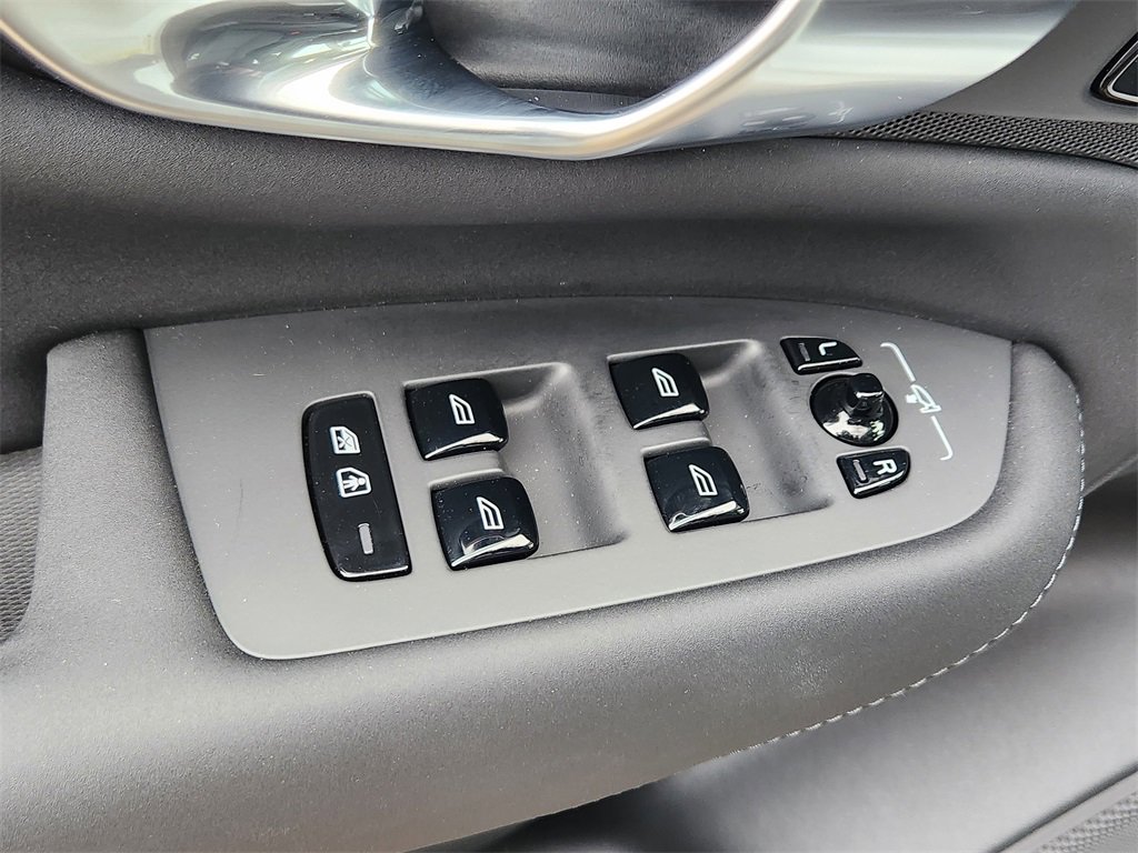 Used 2025 Volvo XC90 B6 Core w/ Protection Package Premier image 4