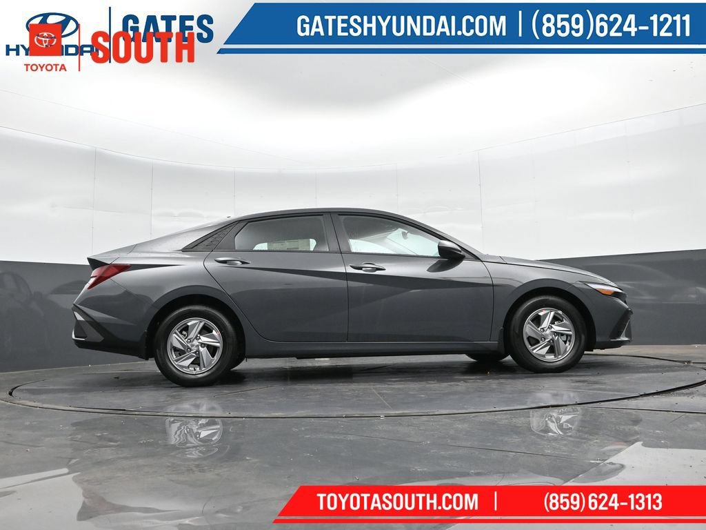 Used 2025 Hyundai Elantra SE FWD image 33