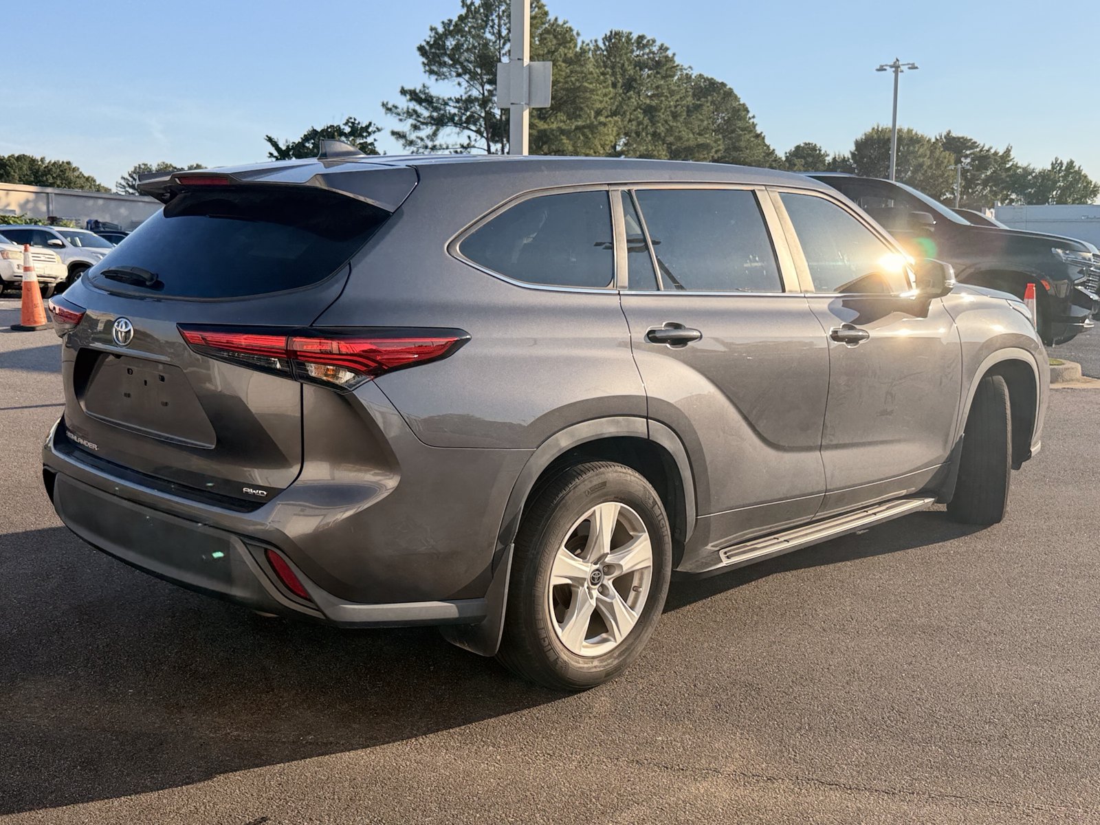 Used 2023 Toyota Highlander L AWD/4WD image 12