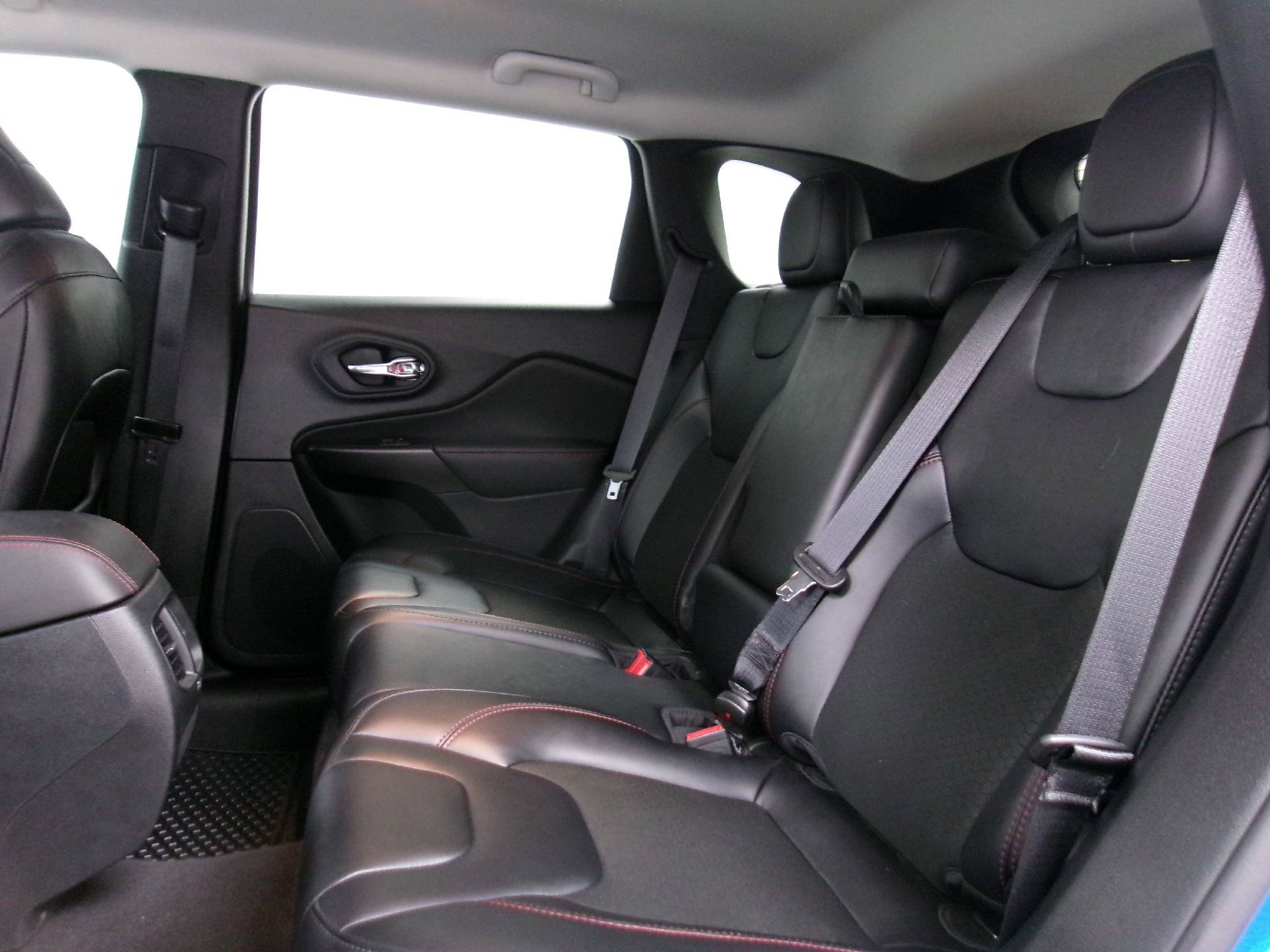 Used 2022 Jeep Cherokee Trailhawk AWD/4WD image 9