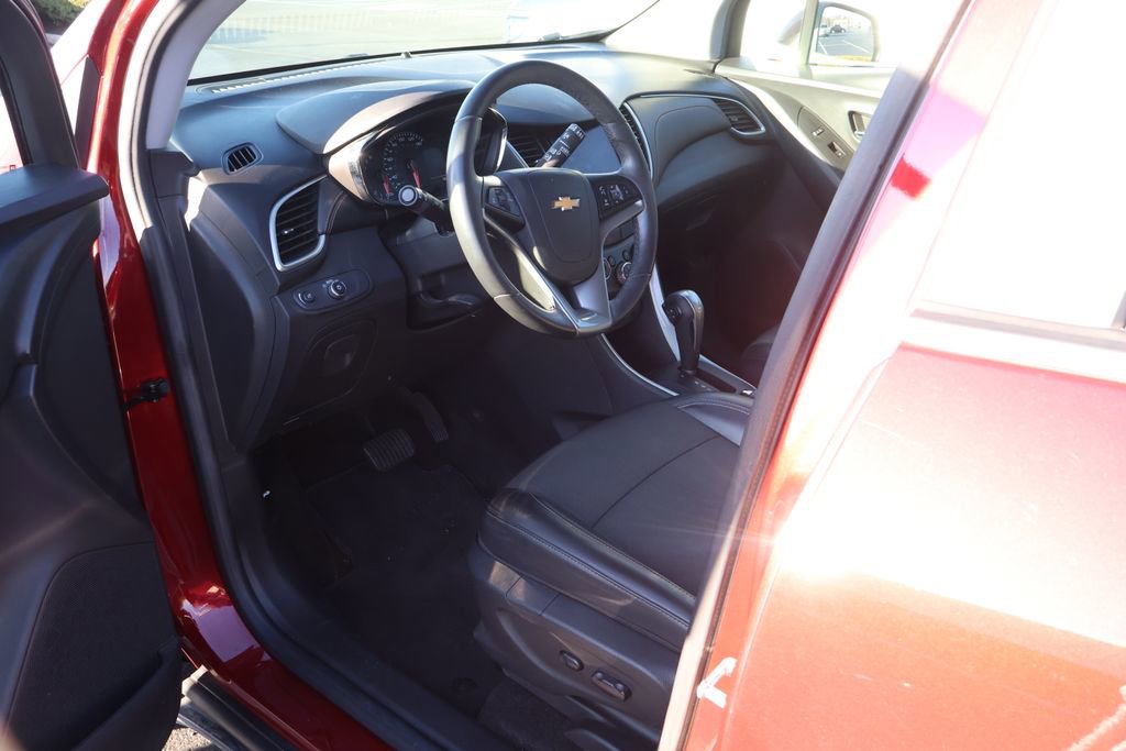 Used 2022 Chevrolet Trax LT w/ LT Convenience Package image 8