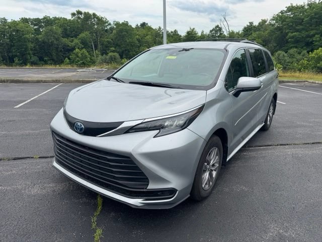 Used 2025 Toyota Sienna LE AWD/4WD image 7