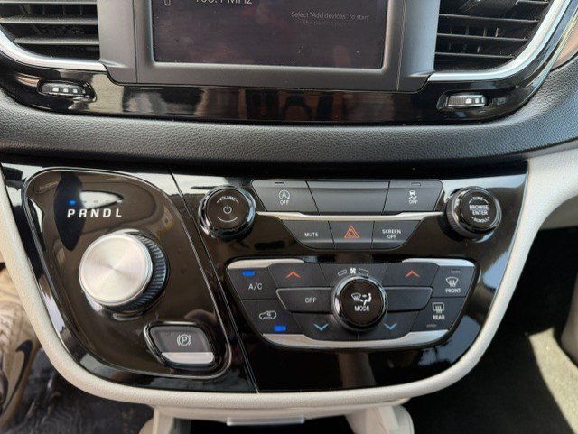 Used 2023 Chrysler Voyager LX FWD image 21