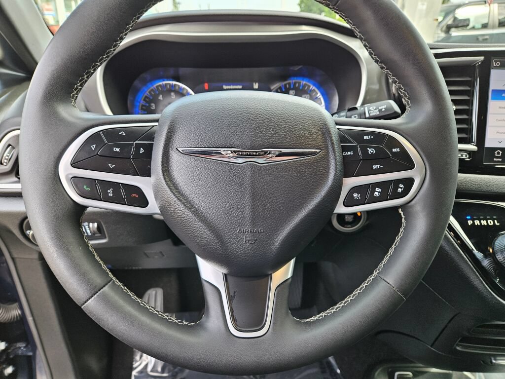 Used 2025 Chrysler Pacifica Select FWD image 23
