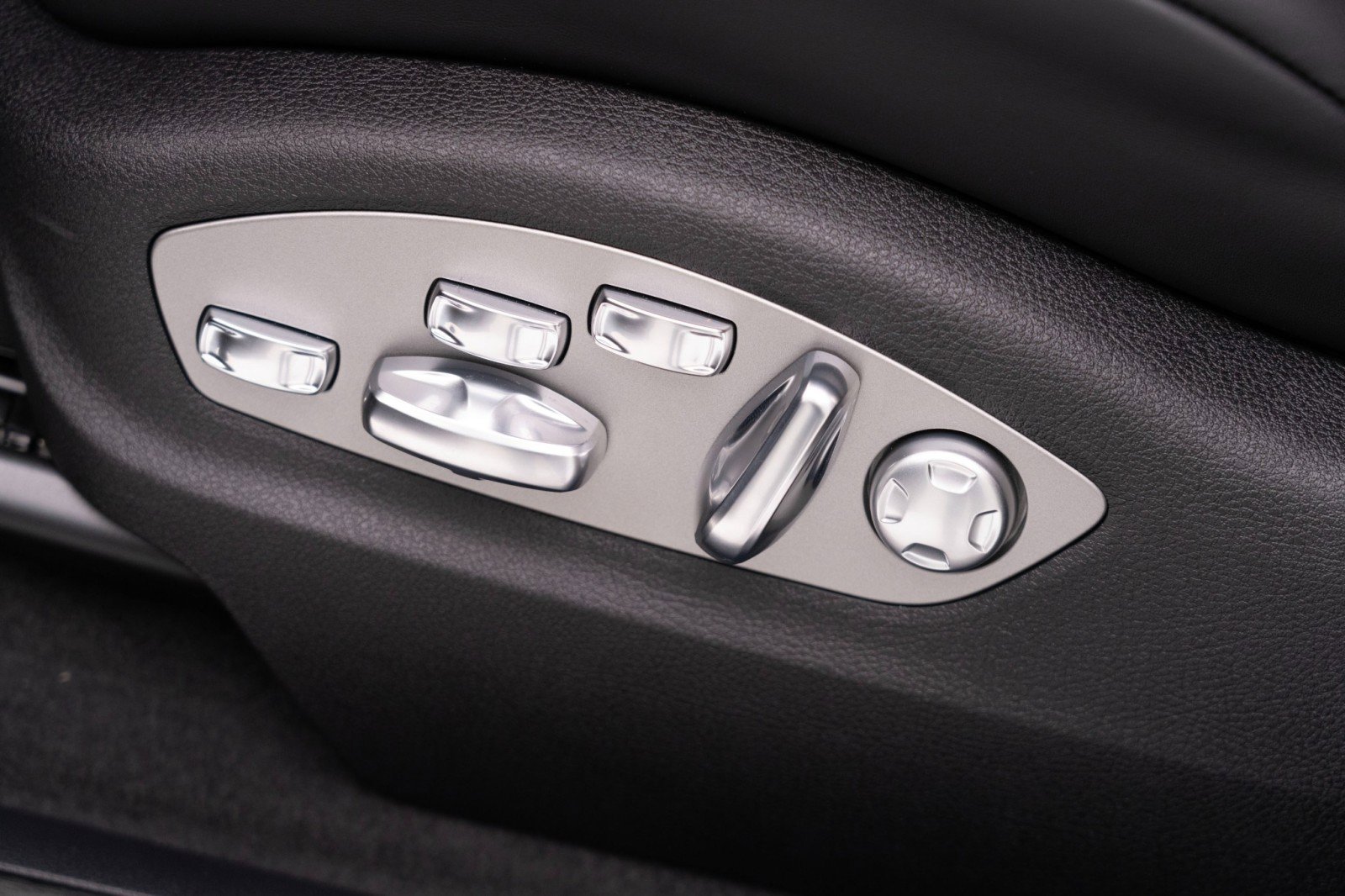 New 2025 Porsche Macan Turbo image 16